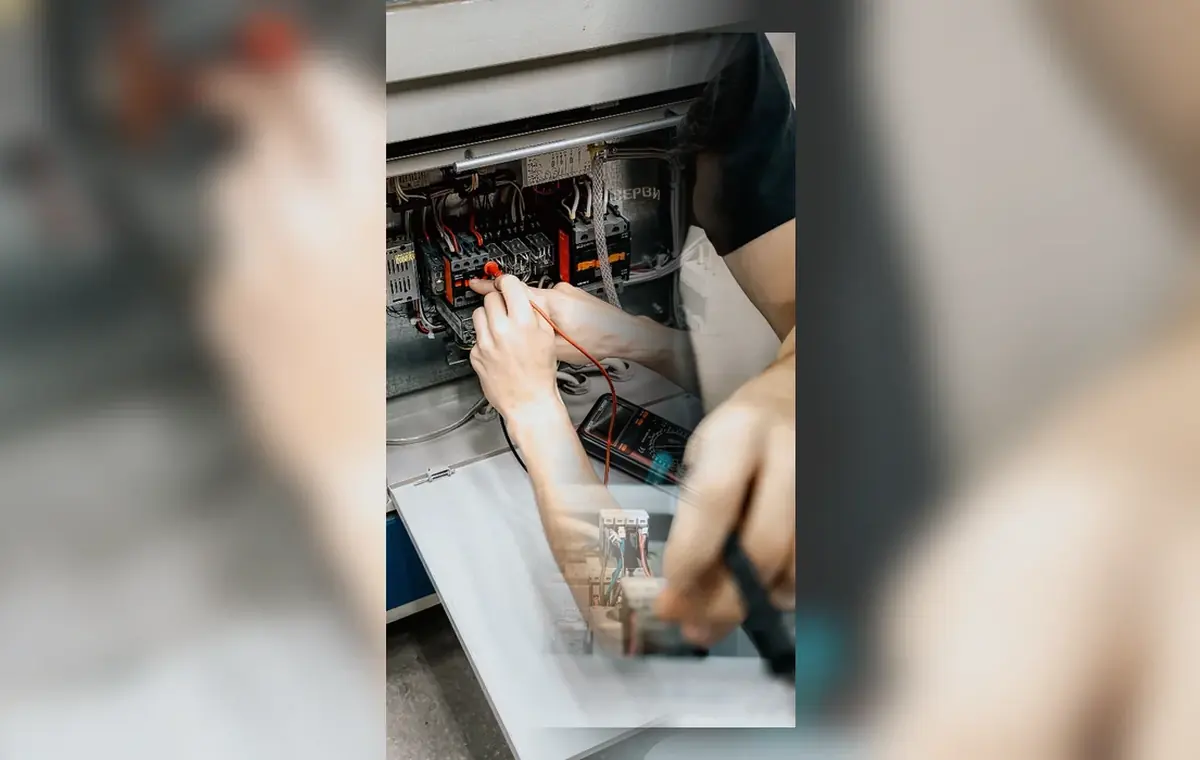 Electricistas en Sevilla · fotografía real de ciudad y oficio