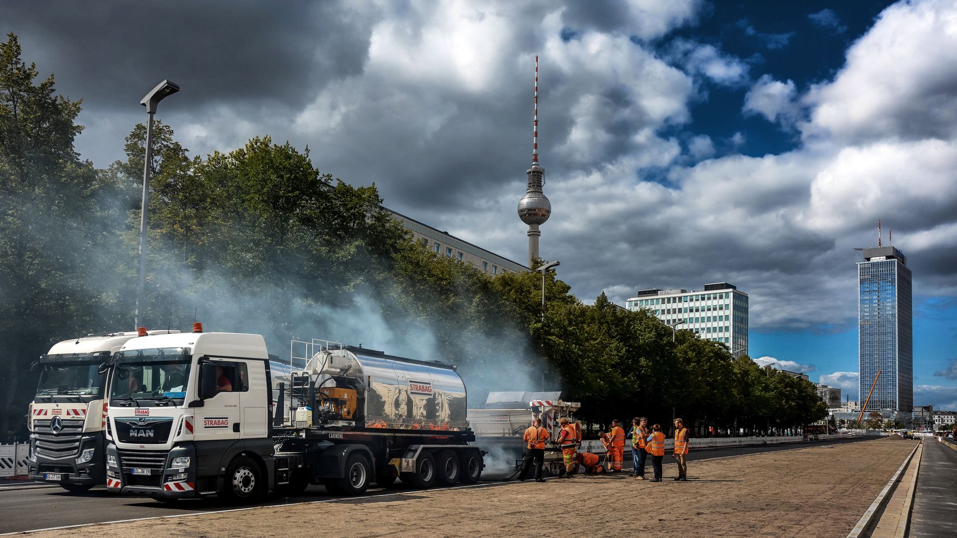 Professioneller Möbeltransport mit Umzugs-LKW, Schutzdecken und Umzugskartons in